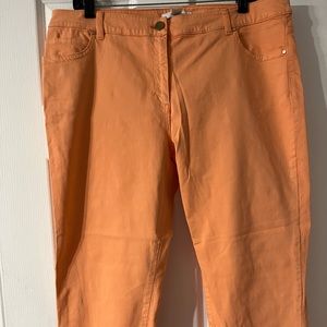 Chico’s Size 2.5 Peach Capri Women’s Pants 5 Pockets Zip Up. Made in Morocco, 97